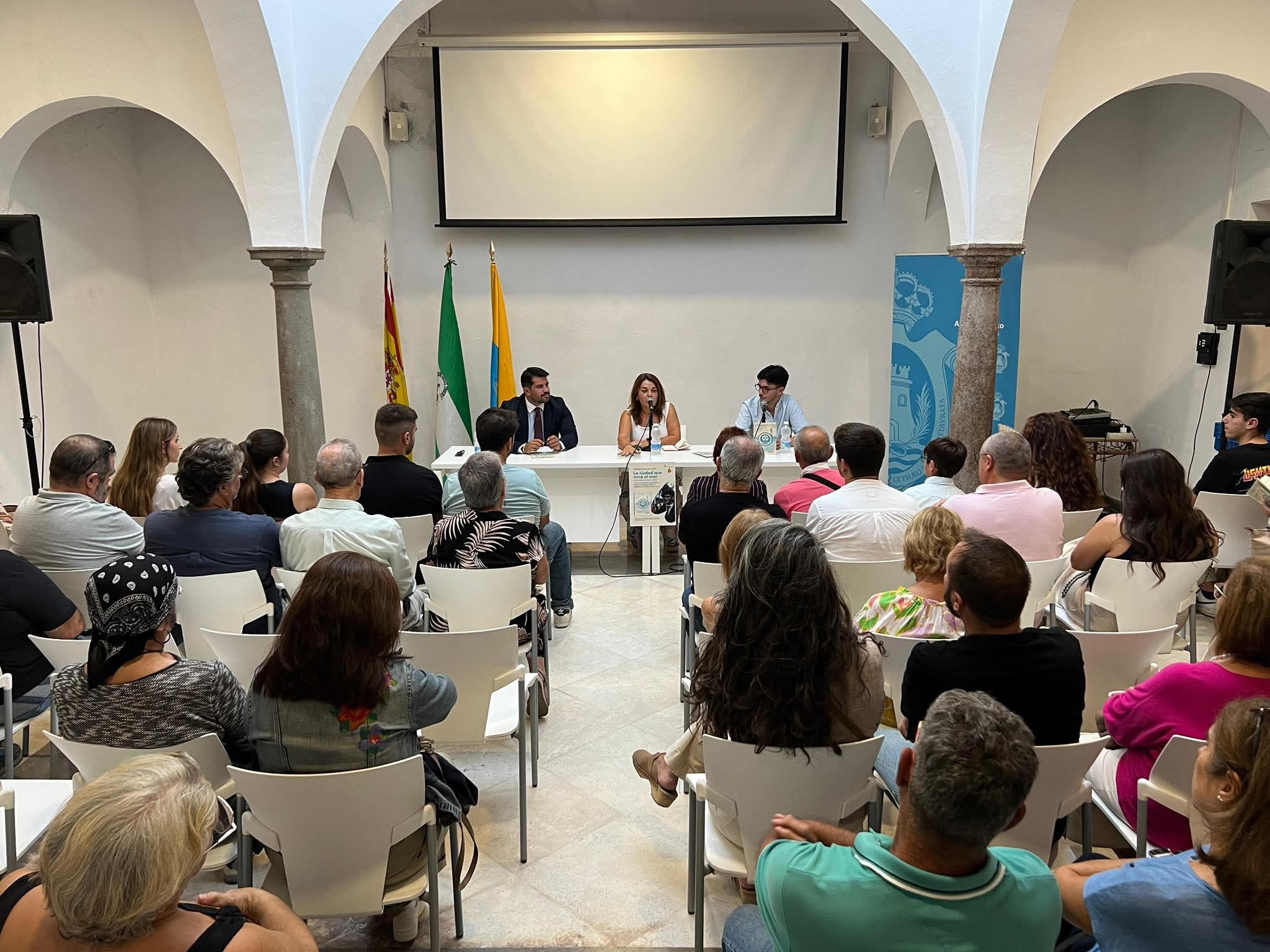 ALEJANDRO GONZÁLEZ HARILLO PRESENTA SU LIBRO «LA CIUDAD QUE MIRA AL MAR»