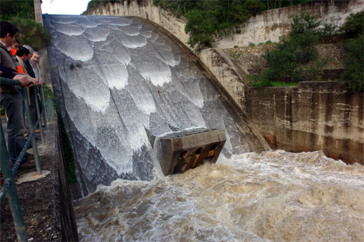 EL PANTANO DE GUADARRANQUE DESEMBALSA AGUA AL LLEGAR AL 100% DE SU CAPACIDAD